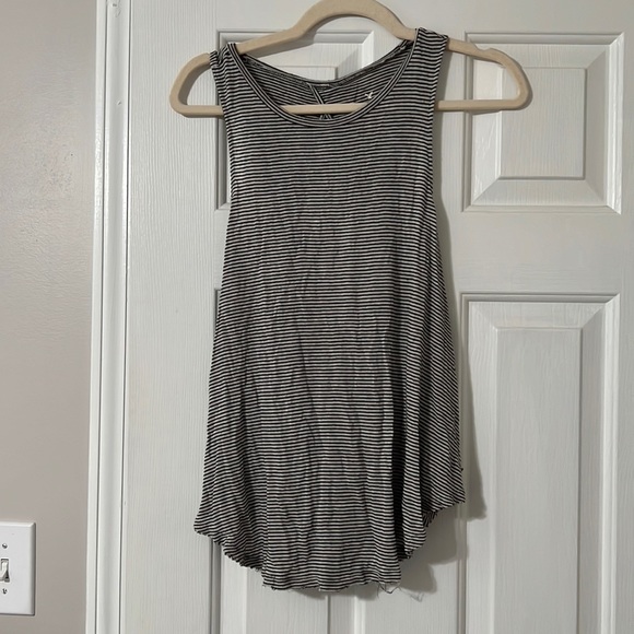 Black and white tank top - Picture 1 of 3